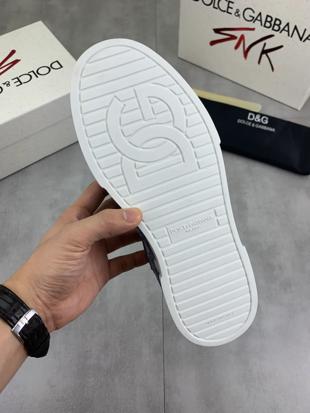 Men's shoes 💰P542💰 [New model] The latest hot style, top original quality, the official website is synchronized with "DOLCE&GABBANA [Dolce & Gabbana] ~ High quality." The effect is low-top casual DG men's shoes, loved by many celebrities, using high-end imported first-layer frosted calfskin with punched logo design + cowhide feet, simple and elegant, perfectly interpreting the latest inspiration for shoes, integrating classics and fashion. Luxurious dream, dominating fashion Suitable for drivers, light and comfortable to drive, light and breathable for outdoor travel, high-end quality, trustworthy, 4️⃣colors🉑️ to choose from! Code number: 38-46